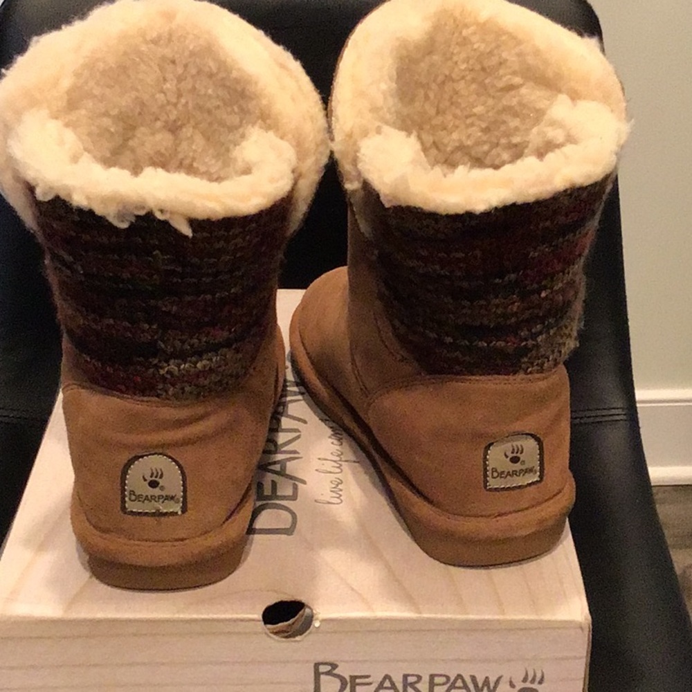 Bear paw size 8 suede with (shearling interior) boots.